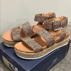 Universal Thread Tan Leopard Sandals size 7